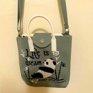 Woven polyester jacquard

7.5” x 8.5 “